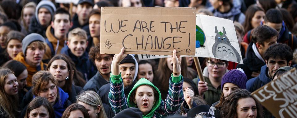 Des étudiants font grève et manifestent pour le climat le 18 janvier 2019 à Lausanne. [Keystone - Valentin Flauraud]