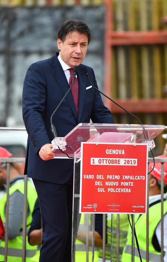 Le chef du gouvernement italien Giuseppe Conte est venu assister à la pose de cette première portion. [LUCA ZENNARO - Keystone]