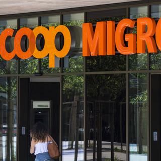Le logo de la Coop et de Migros à la place de la Sallaz à Lausanne. [keystone - Jean-Christophe Bott]