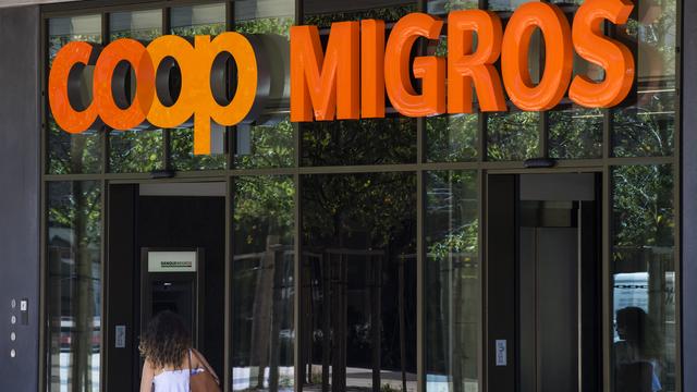 Le logo de la Coop et de Migros à la place de la Sallaz à Lausanne. [keystone - Jean-Christophe Bott]