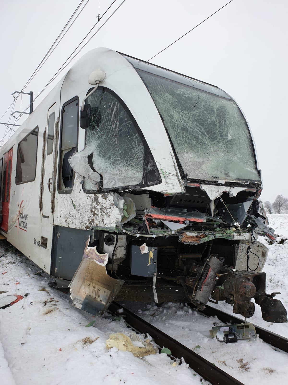 Des dégâts matériels lors de la collision du LEB avec un camion, mais aucun blessé. [RTS - Carole Pantet]