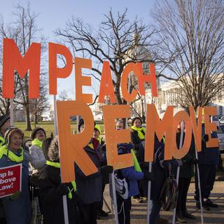 Des activistes pro-impeachment réuni aux abords du Capitole, à Washington, ce 18 décembre 2019. [EPA - Erik S. Lesser]