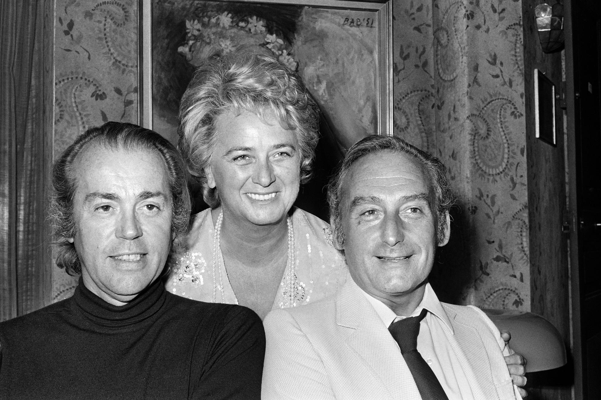 Sur cette photo prise en septembre 1971, Pierre Barillet (à droite) avec l'actrice Jacqueline Maillan et son complice Jean-Pierre Gredy.