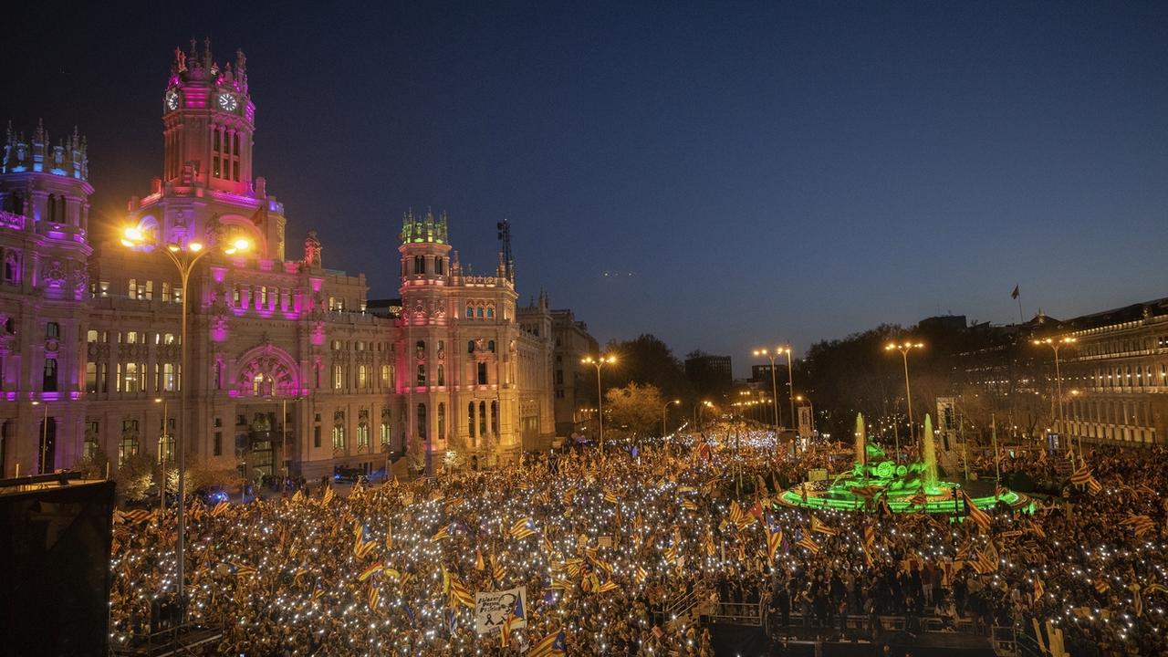 Des milliers d'indépendantistes catalans dans les rues de Madrid. [Keystone - AP Photo/Bernat Armangue]