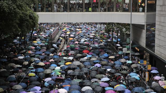 Les manifestants hongkongais bravent l'interdiction de défiler dans les rues. [Keystone - Jae C. Hong]