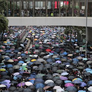 Les manifestants hongkongais bravent l'interdiction de défiler dans les rues. [Keystone - Jae C. Hong]