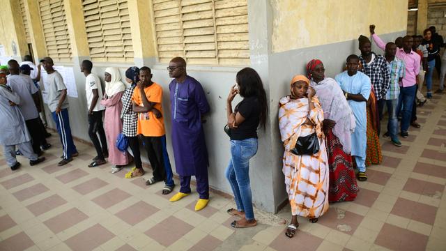 Les électeurs font la queue pour pouvoir voter pour l'élection présidentielle, ici dans le quartier de Medina, à Dakar. [REUTERS - Sylvain Cherkaoui]