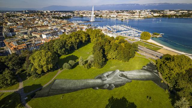 La fresque peinte sur la pelouse du parc La Grange, à Genève, par l'artiste français Saype. [Keystone - EPA/VALENTIN FLAURAUD]