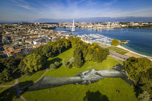 La fresque peinte sur la pelouse du parc La Grange, à Genève, par l'artiste français Saype. [Keystone - EPA/VALENTIN FLAURAUD]