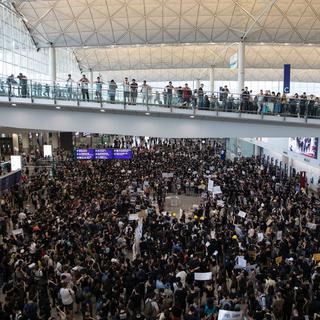 Des manifestants dans l'aéroport international de Hong Kong. [EPA/Keystone - Jérôme Favre]