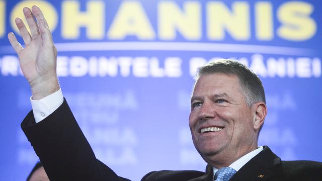 Le président roumain Klaus Iohannis au moment de prendre connaissance des résultats des sondages de sortie des urnes dimanche soir