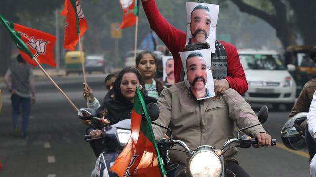 Des partisans du parti indien du BJP portant des masques du pilote indien célèbrent sa libération par le Pakistan le 2 mars 2019. [Keystone - EPA/RAJAT GUPTA]