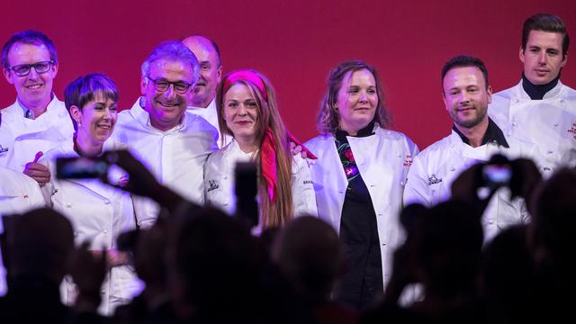 Quelques uns des heureux élus du Michelin 2019 lors de la cérémonie à Lucerne. [Keystone - Alexandra Wey]