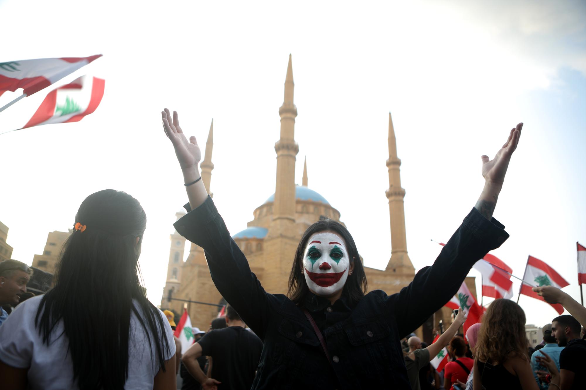 Une manifestante libanaise s'est peint le visage pour ressembler au Joker. Beyrouth, le 19 octobre 2019. [afp - Patrick Baz]