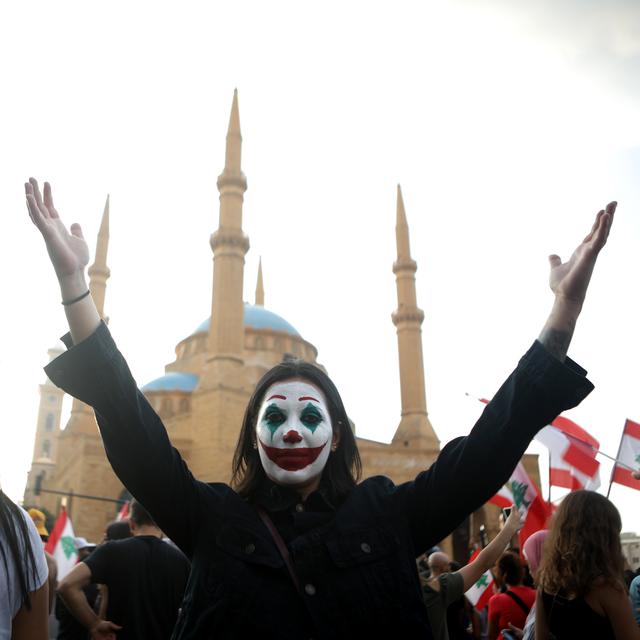 Une manifestante libanaise s'est peint le visage pour ressembler au Joker. Beyrouth, le 19 octobre 2019. [afp - Patrick Baz]