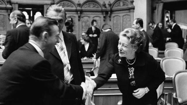 (archives) En novembre 1971, la conseillère nationale fraîchement élue Elisabeth Blunschy est accueillie par ses collègues au début de la session d'hiver au Parlement fédéral. [Keystone]