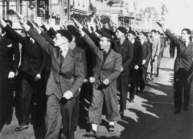 Défilé du service d'ordre de l'Union nationale sur les quais de Genève dans les années 1930. [RTS]