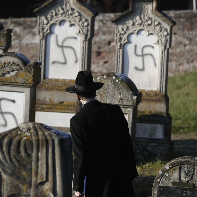 Le rabbin Harold Abraham Weill devant des tombes vandalisées du cimetière juif de Westhoffen à Strasbourg. [AP Photo/Keystone - Jean-Francois Badias]