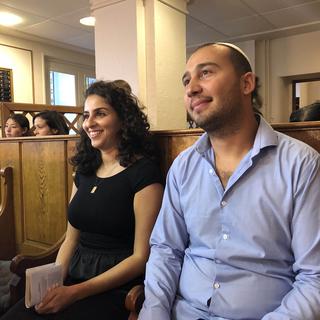 Farah Hocine et Simon Bismuth font visiter la synagogue de La Chaux-de-Fonds. [RTS - Gabrielle Desarzens]