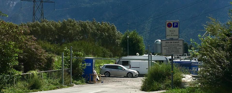 L'aire de stationnement des gens du voyage à Martigny, la seule place officielle en Valais. [RTS - Julie Rausis]