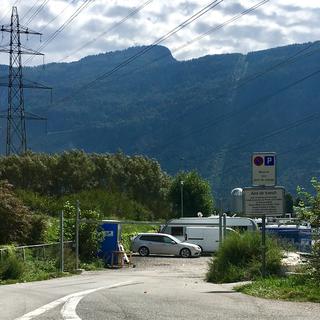 L'aire de stationnement des gens du voyage à Martigny, la seule place officielle en Valais. [RTS - Julie Rausis]