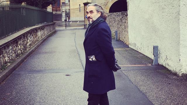 Stephan Eicher dans une rue de Neuchâtel. [RTS - Karine Vasarino]