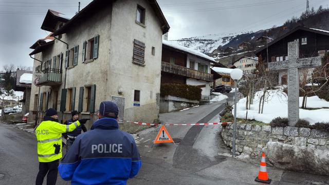 Des policiers dans les rues de Daillon (VS) après la tuerie du 2 janvier 2013, qui avait fait trois morts et deux blessés. [Keystone - Laurent Gillieron]