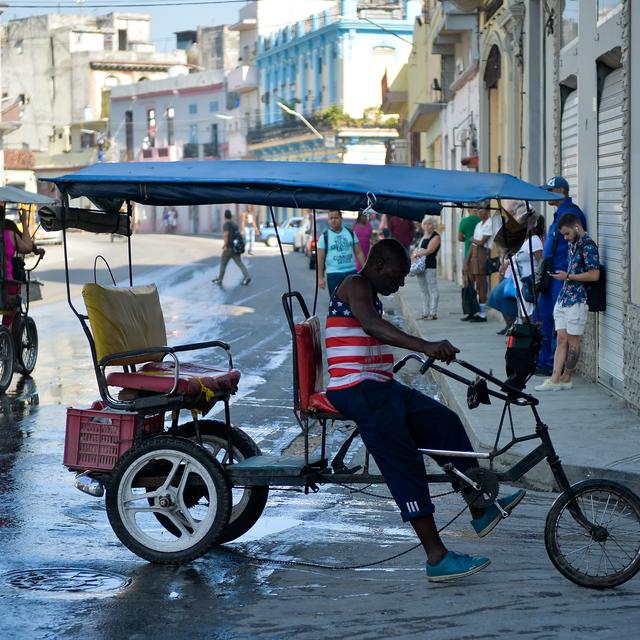 Un homme arborant un t-shirt aux couleurs américaines dans une rue de La Havane. [afp - Yamil Lage]