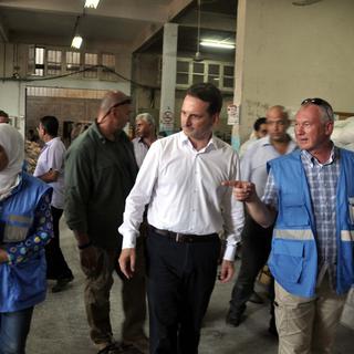 Pierre Krähenbühl en visite dans un centre d'aide aux réfugiés à Gaza. [AFP - Mohammed Talatene / Anadolu Agency]