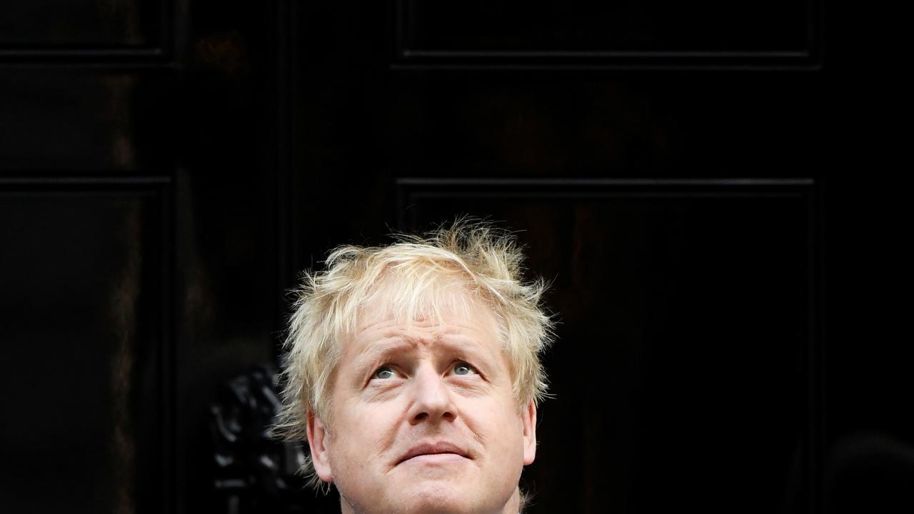 Le Premier ministre Boris Johnson semble réfléchir à l'avenir de son pays... [Reuters - Toby Melville]
