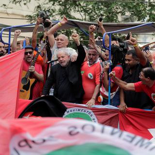 L'ex-président brésilien Lula devant ses supporteurs devant le siège des métallos de Sao Bernardo do Campo. [Reuters - Nacho Doce]