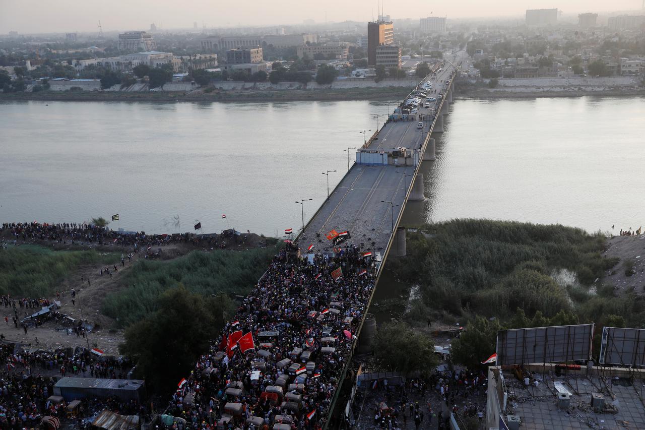 Les manifestants et forces de l'ordre s'affrontent sur les ponts de Bagdad en Irak, ici le pont Al Jumhuriya, le 30 octobre. [Reuters - Thaier Al-Sudani]