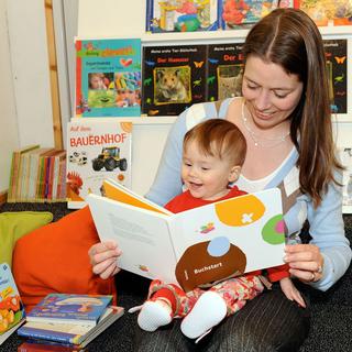 Le projet "Né pour lire", né au Tessin en 2008, encourage les familles à lire et à conter. [nepourlire.ch - Theo Gstoehl]