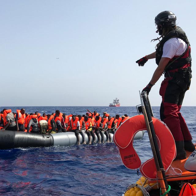 Des migrants sur un bateau gonflable lors de la seconde opération de sauvetage de l'Ocean Viking, le navire humanitaire des ONG SOS Méditerranée et Médecins Sans Frontières, le 10 août 2019. [AFP - Anne Chaon]