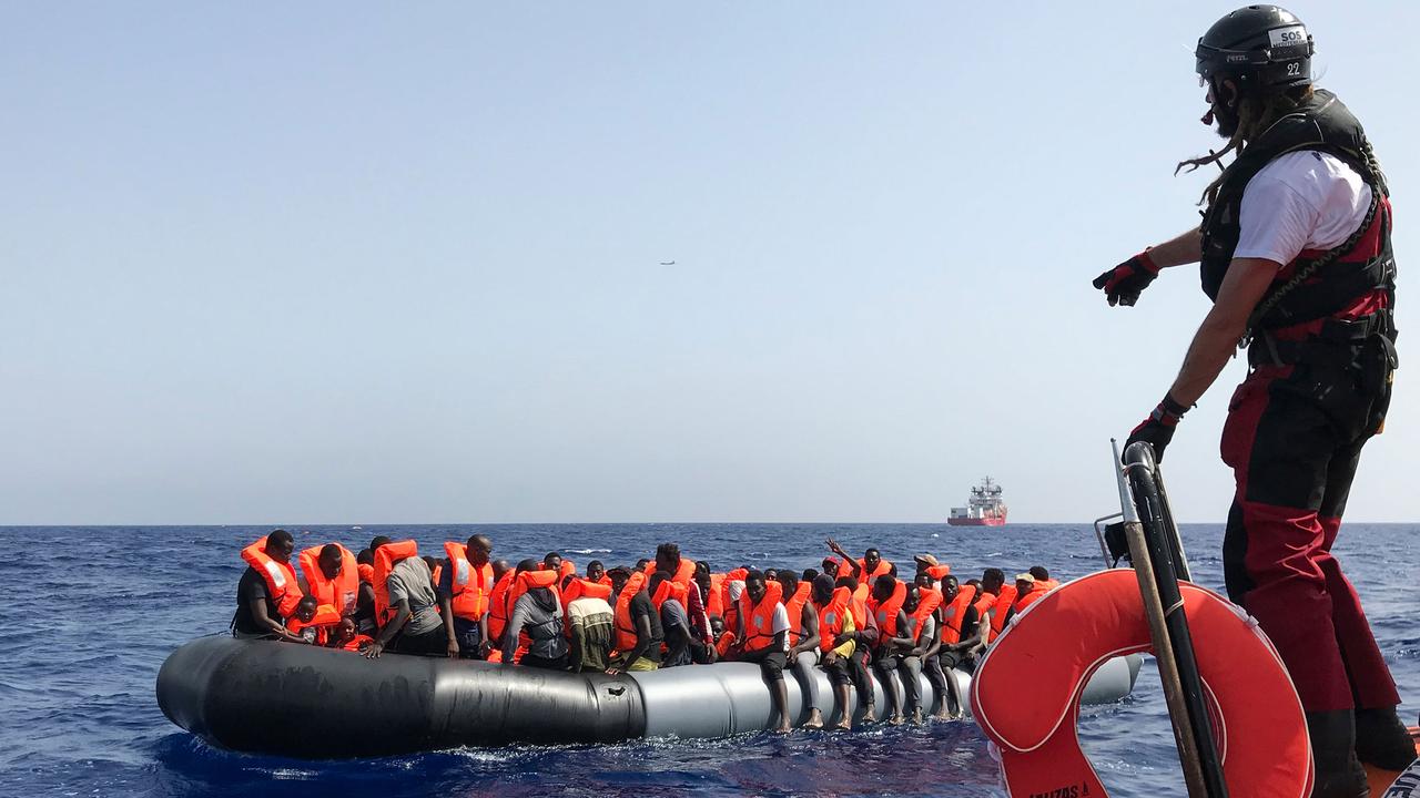 Des migrants sur un bateau gonflable lors de la seconde opération de sauvetage de l'Ocean Viking, le navire humanitaire des ONG SOS Méditerranée et Médecins Sans Frontières, le 10 août 2019. [AFP - Anne Chaon]