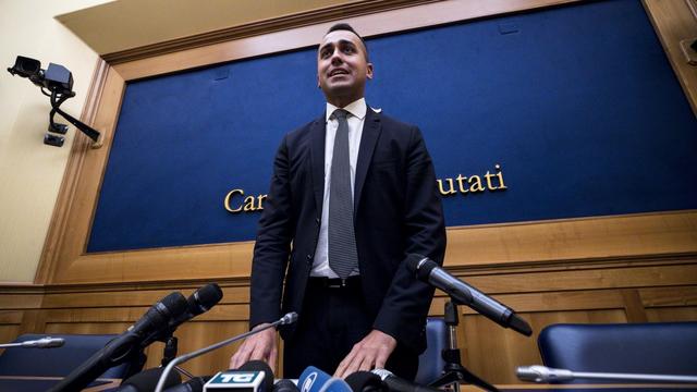 Le leader du Mouvement 5 Etoiles Luigi Di Maio annonce les résultats du vote en ligne. [Keystone - EPA/Angelo Carconi]