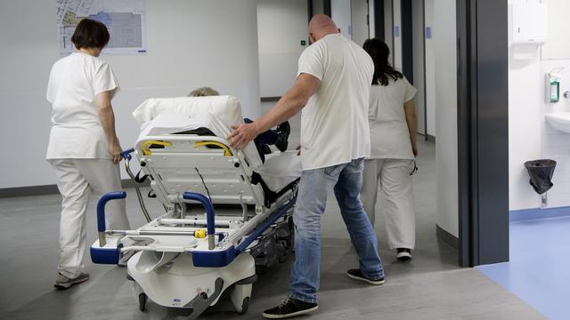 Le couloir d'un hôpital en Suisse. [Keystone - Jean-Christophe Bott]