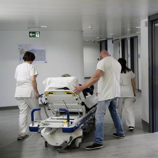 Le couloir d'un hôpital en Suisse. [Keystone - Jean-Christophe Bott]