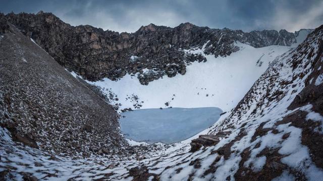 Le lac Roopkund est situé à 5000 mètres d'altitude, dans l'Himalaya indien. [Atish Waghwase]