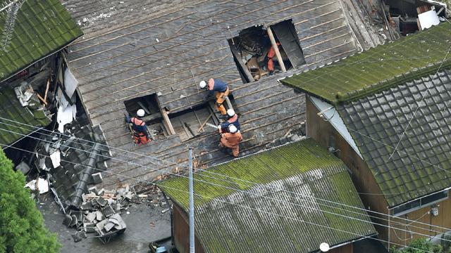 Des secouristes inspectent une maison endommagée par un glissement de terrain à Soo, dans la préfecture de Kagoshima (ouest du Japon), le 4 juillet 2019. [Keystone - Kyodo News via AP]