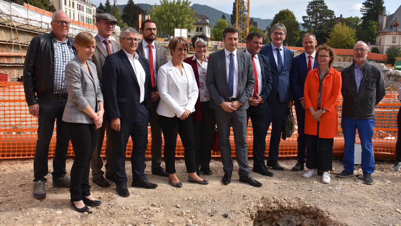 La première pierre du futur Théâtre du Jura a officiellement été posée. [RTS - Gaël Klein]