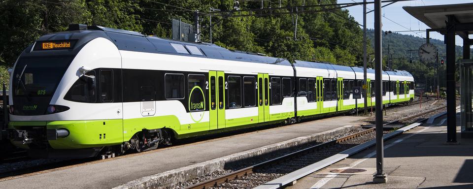 Un train TransN entre Neuchâtel et La Chaux-de-Fonds. [Keystone - Jean-Christophe Bott]