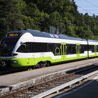 Un train TransN entre Neuchâtel et La Chaux-de-Fonds. [Keystone - Jean-Christophe Bott]