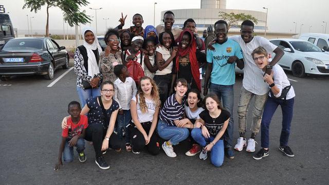 Du 26 décembre au 6 janvier 2019, la troupe de l'association de théâtre de la Veveyse "De Cour à Jardin" s'est rendue à Dakar afin de rencontrer son homonyme sénégalais, la troupe "Les Capuches justicier" de l'école David Diop Mendès. [decourajardin.jimdo.com]