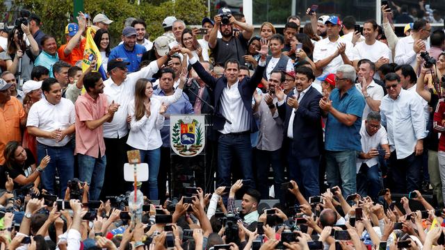 Le leader d'opposition Juan Guaido, ici acclamé par une foule nombreuse, à son retour à Caracas. [Reuters - Carlos Garcia Rawlins]