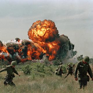Une explosion de napalm lors de la guerre du Vietnam, en 1966. [AP Photo/Keystone]
