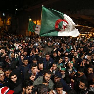 Une foule d'Algériens célèbre la démission du président Abdelaziz Bouteflika. [Keystone - Toufik Doudou/ AP Photo]