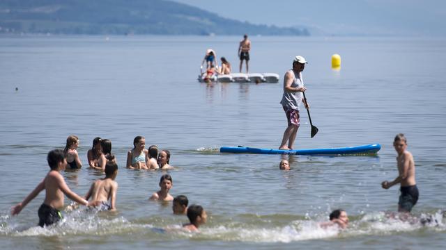 La pratique du stand up paddle provoque environ 500 accidents par an en Suisse. [Keystone - Laurent Gillieron]