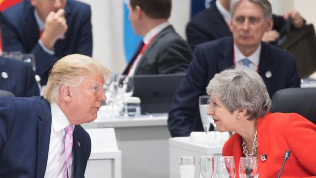 Aparté entre Donald Trump (gauche) et Theresa May (droite) au sommet du G20 à Osaka au Japon, ce 28 juin 2019. [EPA - STEFAN ROUSSEAU]