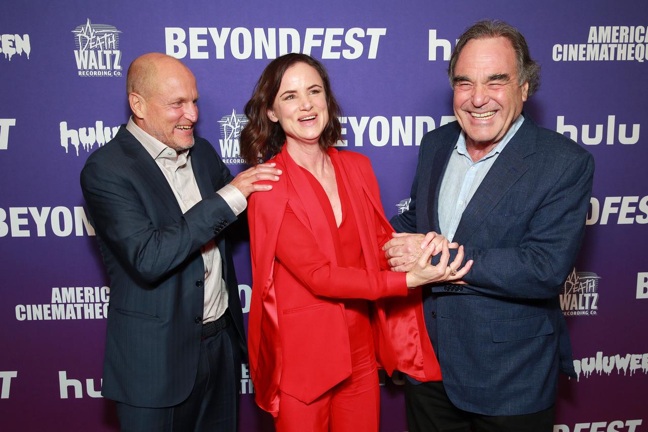 Les acteurs Woody Harrelson (à gauche) et Juliette Lewis aux côtés du réalisateur Olivier pour fêter les 25 ans de la sortie du film "Tueurs nés". Hollywood, 8 octobre 2019. [Getty Images North America/AFP - Rich Fury]